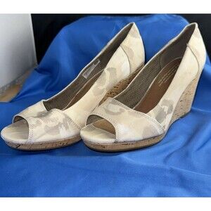 TOMS STELLA BEIGE & CREAM CAMOUFLAGE PRINT CORK WEDGE PEEP TOE HEELS SIZE 7.5
